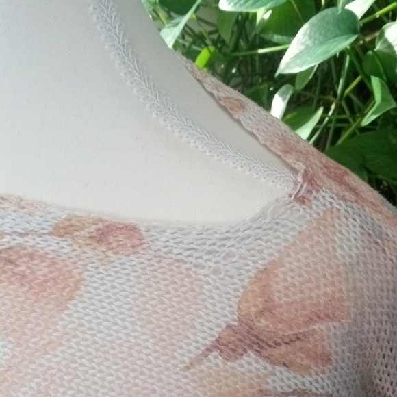 Chic Rose Patterned Sweater - Picture 2 of 14